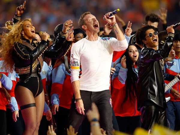 Aksi Spektakuler Coldplay, Bruno Mars, dan Beyonce Sukses Gebrak Panggung Super Bowl 50
