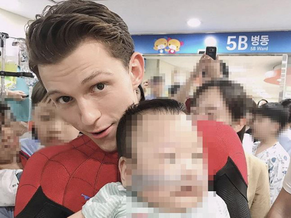 Aksi Tom Holland Berkostum Spider Man Kunjungi Pasien Anak-Anak di Korea