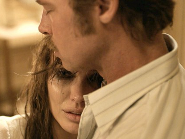 Main Film Bareng dan Sutradarai Brad Pitt, Ini Hal Teraneh yang Pernah Dilakukan Angelina Jolie