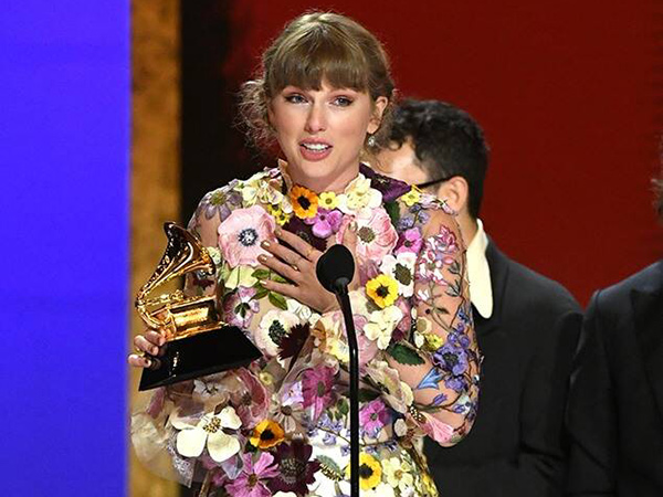 Menang Album of The Year Grammy, Taylor Swift Berterima Kasih ke Ryan Reynolds dan Keluarga
