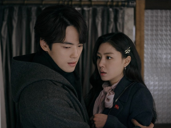 Kim Jung Hyun dan Seo Ji Hye Alami Situasi Genting di Drama 'Crash Landing On You'