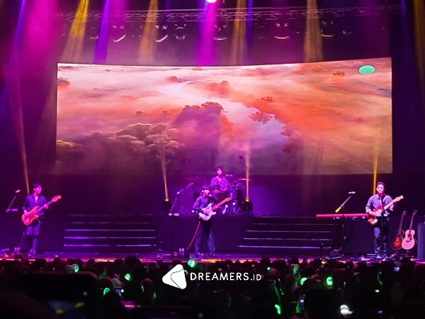 The Rose Sukses Ajak Penggemar 'Heal Together' di Konser Jakarta