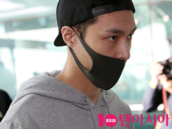 Usai Insiden Pingsan, Fans Kaget Lihat Lay EXO Muncul di Bandara Keesokan Harinya!