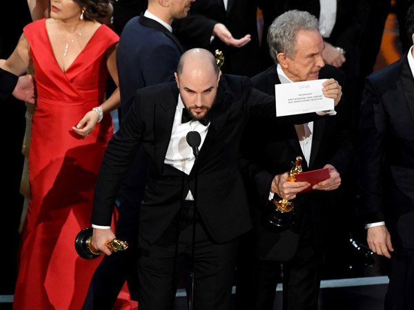 Jangan Di-Bully, Ini Bukti Jika Insiden Salah Sebut Oscar 2017 Bukan Kesalahan Presenter