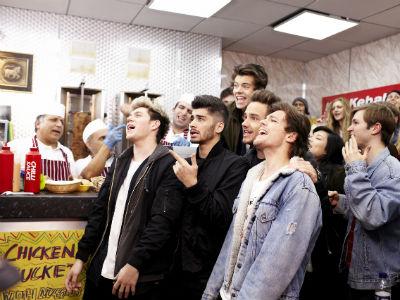 Duh, One Direction 'Membajak' Restoran Kebab di London!