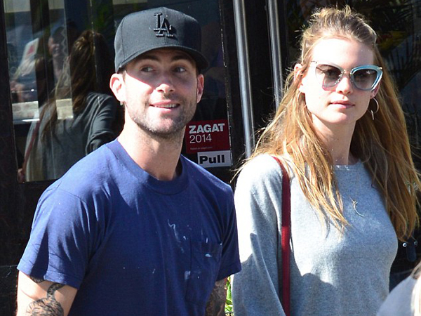 Kemesraan adam levine dan istrinya