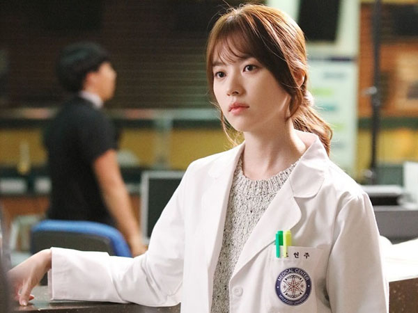 Cantiknya Han Hyo Joo Kenakan Jas Dokter di Foto Teaser Drama 'W'