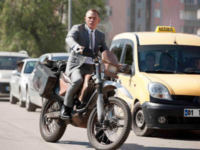 James Bond, Tampil Action Diatas Sepeda Motor