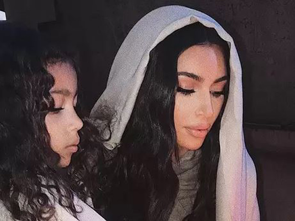 Pakai Kerudung dan Baju Ketat di Gereja, Kim Kardashian Dikecam Netizen