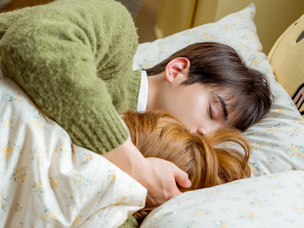 Cha Eunwoo Cuddle Bareng Park Gyu Young di 'A Goo Day to Be a Dog'