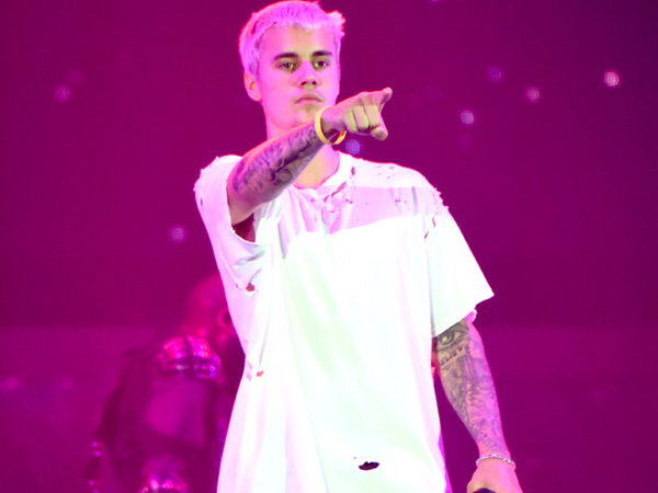 Dilempari Barang ke Atas Panggung Saat Konser, Ini Reaksi Santai Justin Bieber