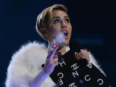 Bakar Ganja di Panggung MTV EMA 2013, Miley Cyrus Terancam Berurusan dengan Polisi Belanda!