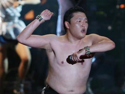 Psy Tampil Telanjang Dada Ketika Konser di Seoul