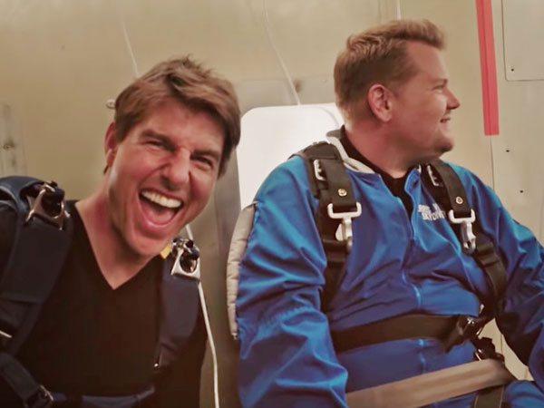 Kocak dan Serunya Tom Cruise 'Seret' Host Acara Talkshow Lakukan Skydiving!