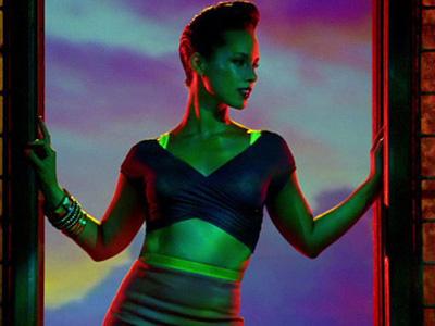 Alicia Keys Jadi Ibu dalam Video 'Girl on Fire'
