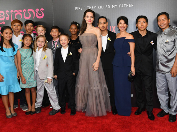 Ini Makna 'Bunga Kuning' di Baju Anak-Anak Angelina Jolie Saat Hadir di Red Carpet