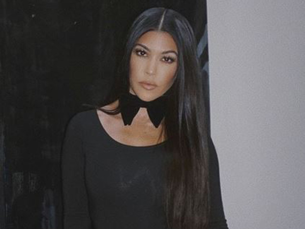Kourtney Kardashian Sebar Teori Konspirasi Masker Sebabkan Kanker