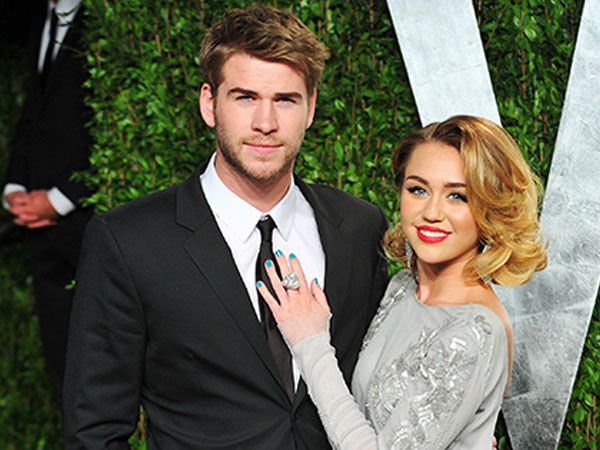 Pamer Cincin Baru, Miley Cyrus Sudah Dinikahi Liam Hemsworth?
