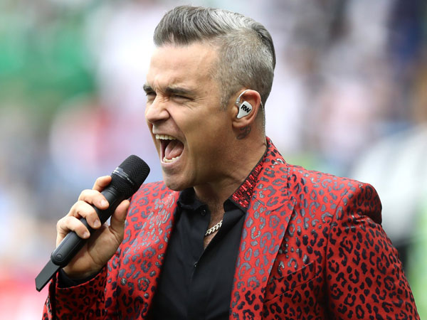Robbie Willams Tuai Kontroversi Berkat Aksinya di Pembukaan Piala Dunia 2018