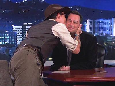 Johnny Depp Cium Seorang Pembawa Acara Pria