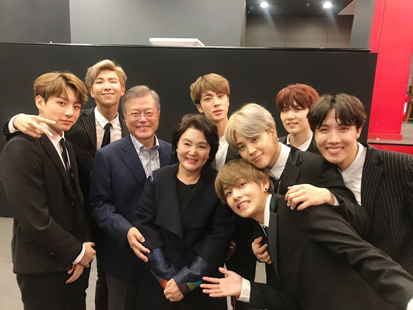 Akrabnya Momen Pertemuan BTS dengan Presiden Moon Jae In dan Ibu Negara di Paris