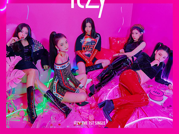 Resmi Debut, ITZY Unjuk Pesona Swag di MV Perdana 'DALLA DALLA'