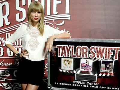 Wow, Taylor Swift Pecahkan Rekor Konser Terlaris di Staples Center!