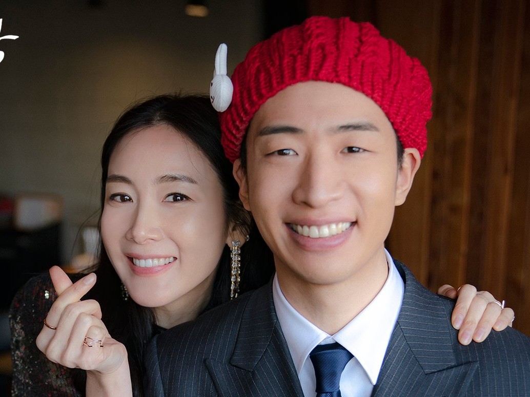 Akhirnya Muncul, Choi Ji Woo Reka Ulang Adegan Ikonik 'Stairway to Heaven' di 'Crash Landing On You'