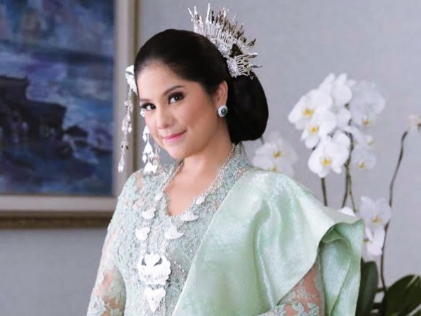 Merupakan Kenang-kenangan dari Ani Yudhoyono, Cantiknya Busana Annisa Pohan Ketika Menghadiri Upacara di Istana