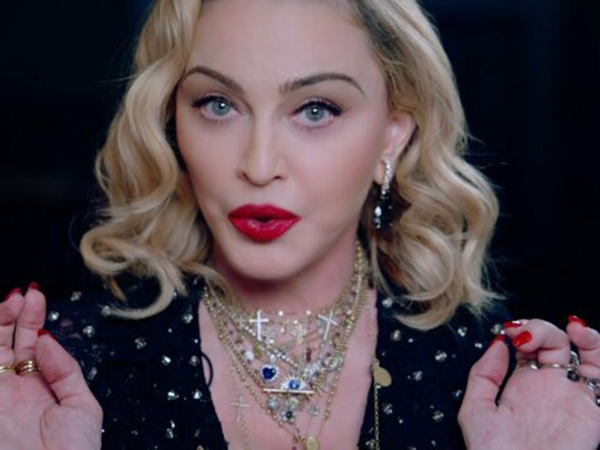 Tertangkap Kamera Bermesraan, Madonna Kencani Seorang Penari 36 Tahun Lebih Muda