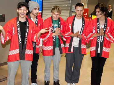 Konser di Jepang, One Direction Sapa Fans dengan Kimono