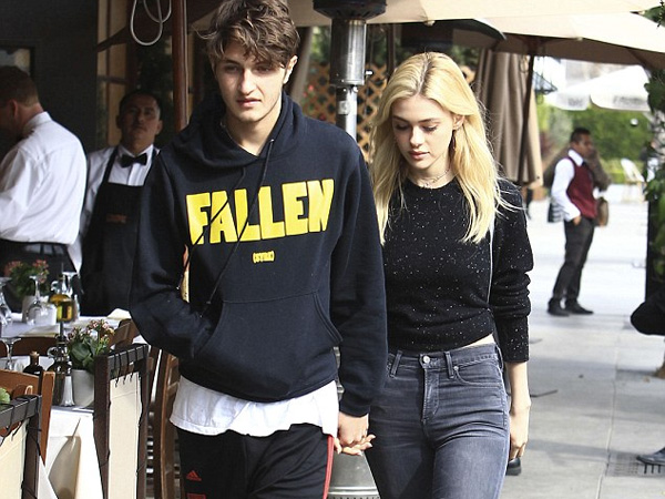 Ketahuan Gandengan Tangan di Beverly Hills, Anwar Hadid dan Nicola Peltz Pacaran!