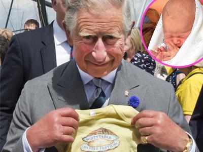 Demi George, Pangeran Charles Rela Berpose dengan Baju Bayi!