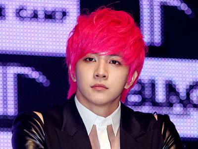 Tepati Janjinya Pada Fans, Alasan Thunder MBLAQ Warnai Rambutnya Pink Cerah