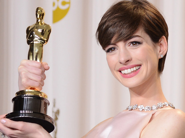 Menang Oscar Berkat ‘Les Miserables’, Anne Hathaway Hanya Pura-Pura Senang?