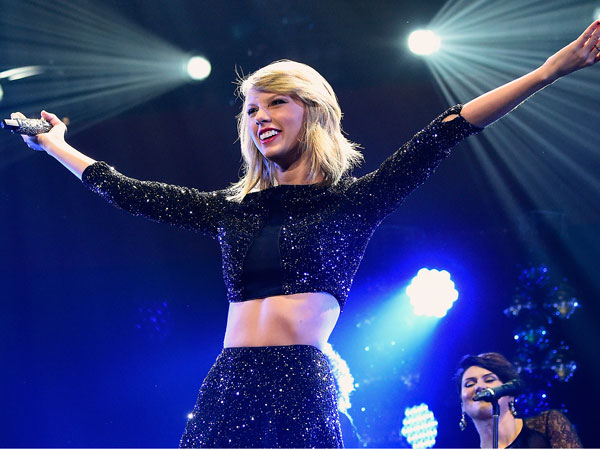 Dua Sahabat Baik Taylor Swift Beri Kejutan Spesial di Konser Tunggalnya!