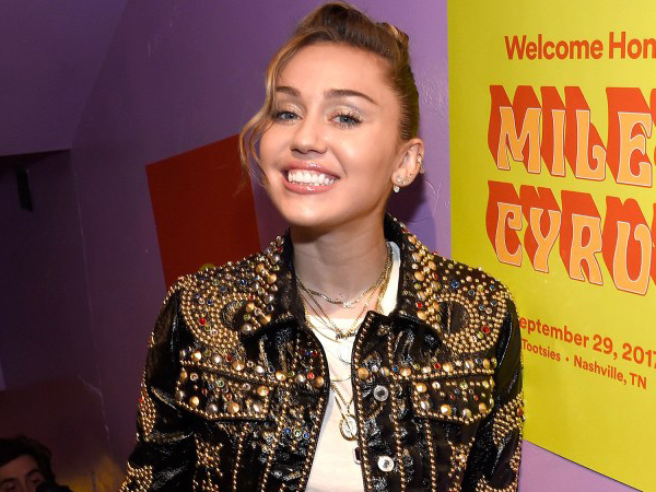 Rayakan Ulang Tahun dan Thanksgiving, Miley Cyrus Malah Dituding Hamil!