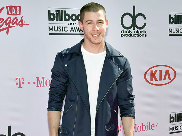 Syuting ‘Jumanji’ di Hawaii, Nick Jonas Mesra dengan Seorang Wanita