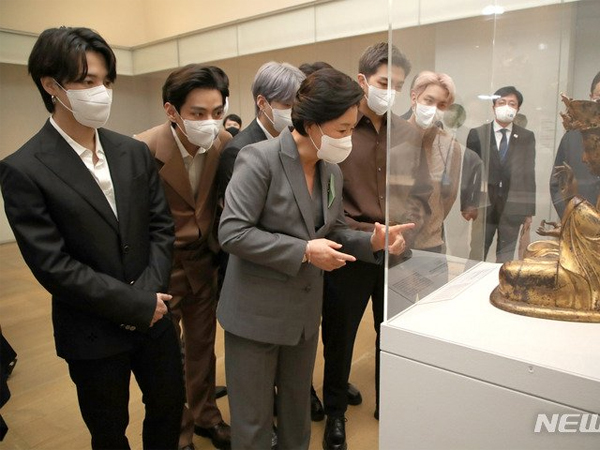 Momen BTS Dampingi Ibu Negara Kim Jung Sook di Acara Metropolitan Museum of Art
