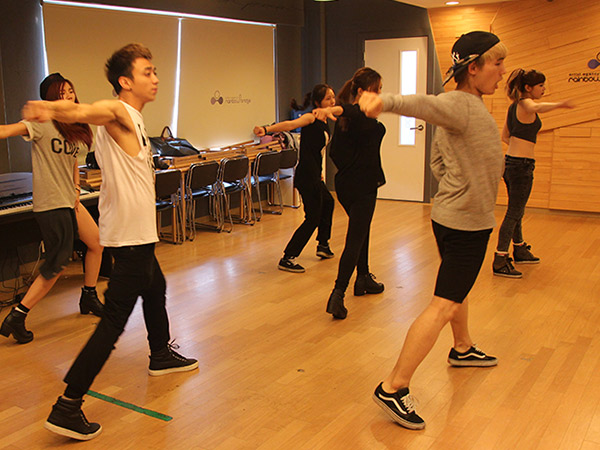 8 Idola K-Pop Pria Bertopeng Siap Adu Kemampuan Dance di Program Buatan Channel 1theK, 'Dance War'