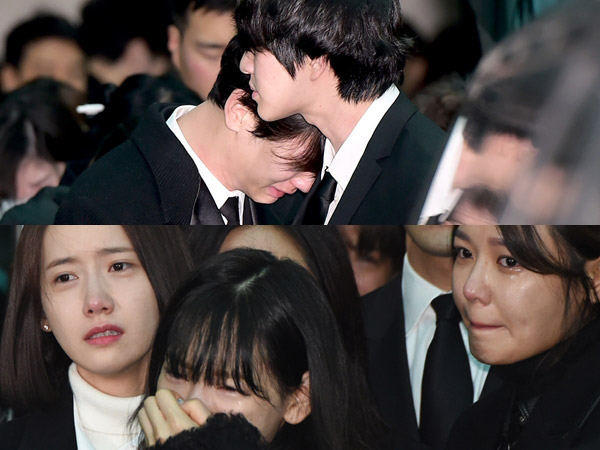 Momen Haru Saat Member SHINee & Keluarga SMTOWN Saling Menguatkan di Pemakaman Jonghyun