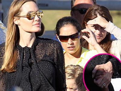 Pakai Dua Cincin di Jari Manis, Angelina Jolie & Brad Pitt Menikah Diam-Diam?