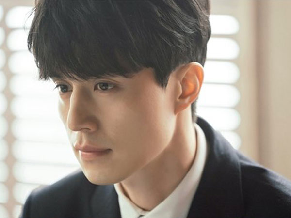 Pesona Lee Dong Wook Jadi Pengacara di Drama tvN 'Touch Your Heart'