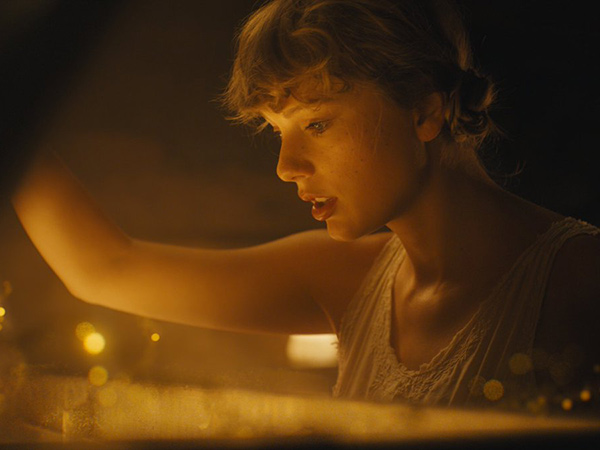 Taylor Swift Rilis Video Musik ‘Cardigan’