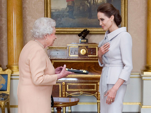 Wah, Angelina Jolie Dapat Gelar Kehormatan dari Ratu Elizabeth II!