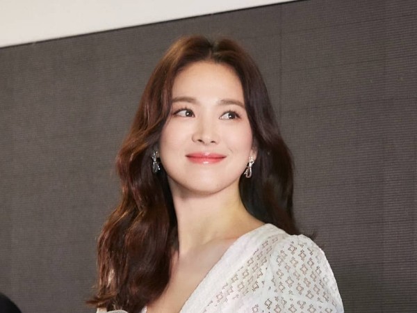 Song Hye Kyo Cantik Serba Putih Hadiri Acara Publik Perdana Pasca Pengumuman Cerai