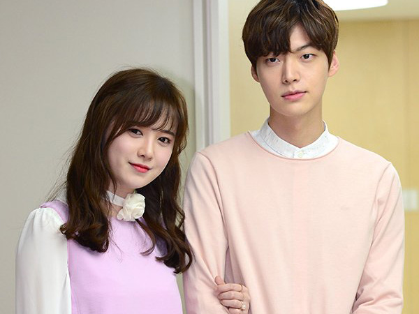 Kunjungi Rumah Sakit Anak, Ahn Jae Hyun dan Goo Hye Sun Serasi di Hari Pernikahan