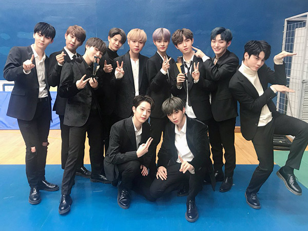 Kalahkan EXO dan BTS, Wanna One Menang Penghargaan 'MelOn: Kakao Hot Star Award'!