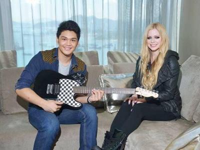 Wah, Mikha X Factor Dapat Gitar dari Avril Lavigne!