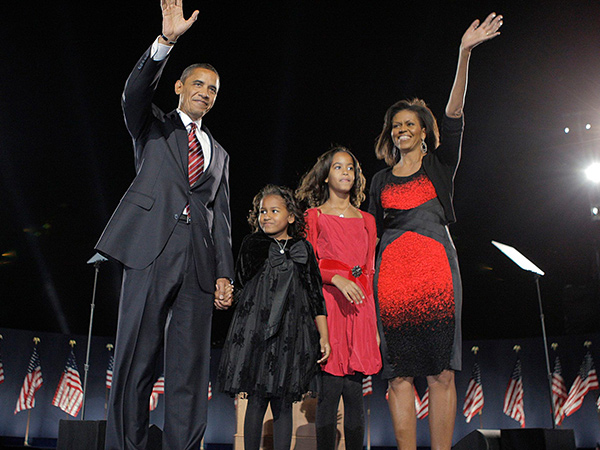 Foto Terbaru Keluarga Barack Obama, Penampilan Kedua Putrinya Jadi Sorotan